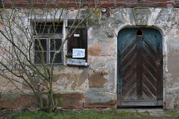 Mit welcher Farbe malt die Zeitung..........;-)