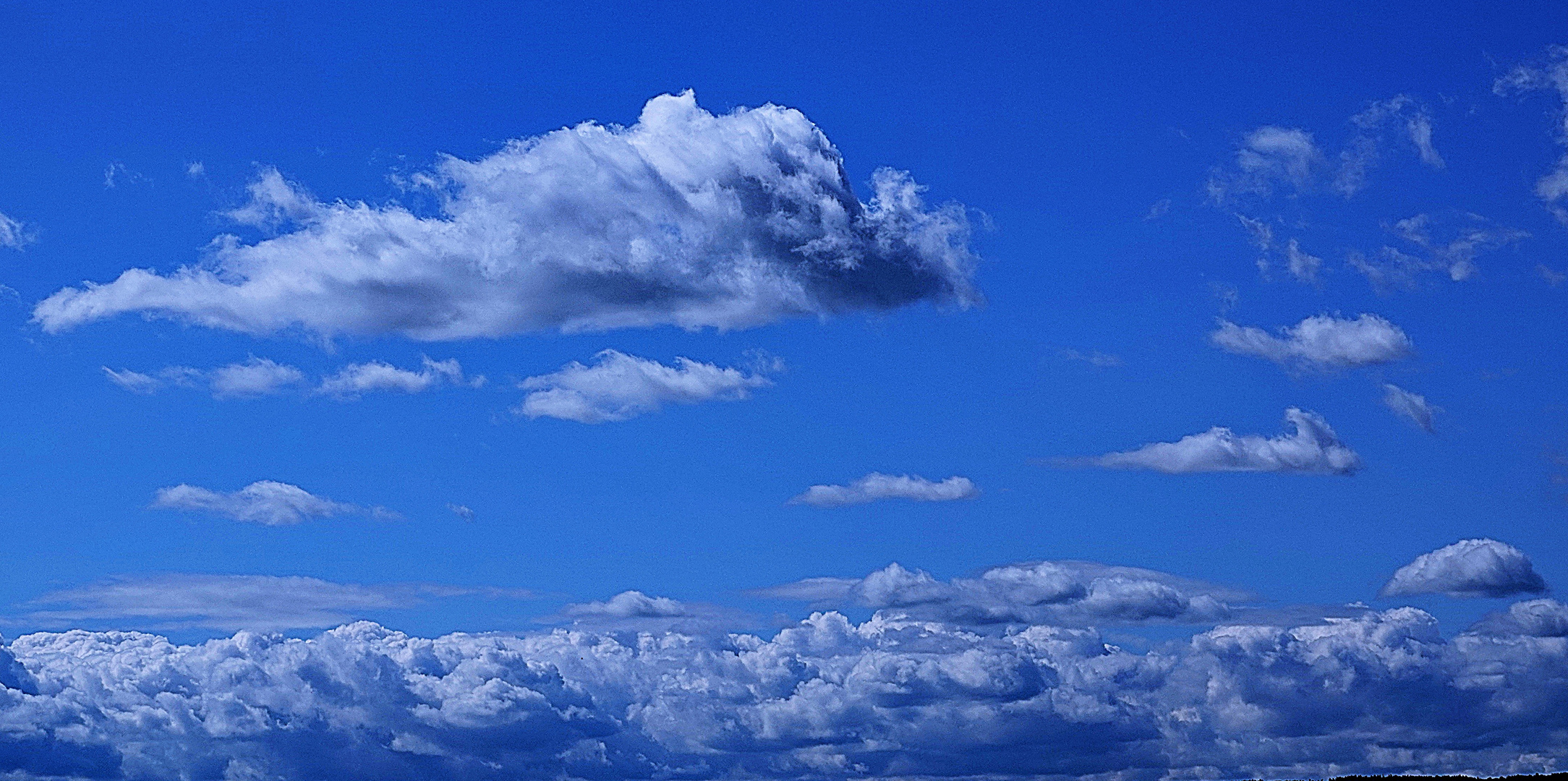 mit Wolken verziert