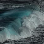 Mit Wucht rollen die großen Wellen an die Küste