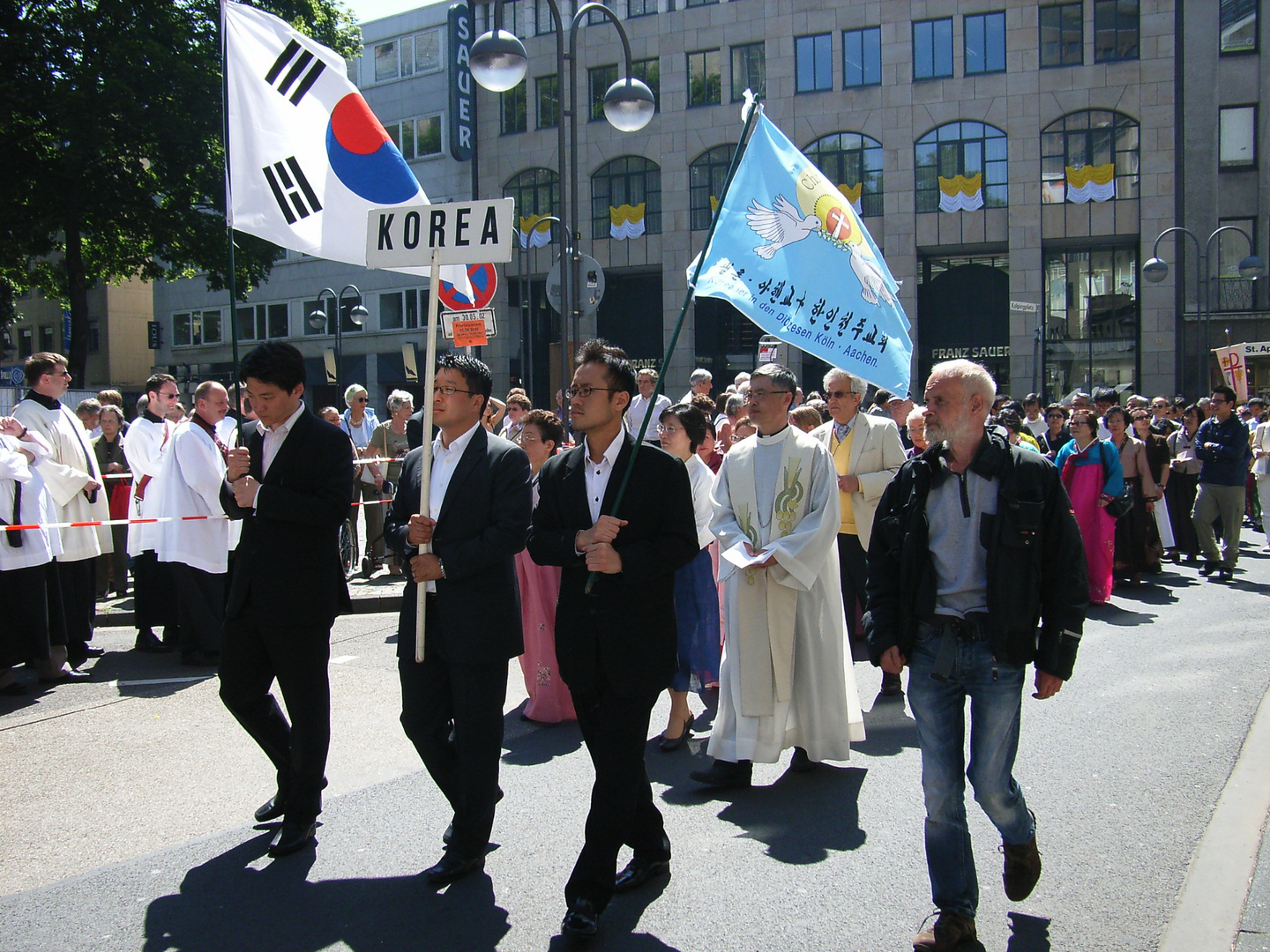 Mitglieder Koreanischer Gemeinden nehmen an der Fronleichnamsprozession 2010 in Köln teil.