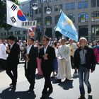 Mitglieder Koreanischer Gemeinden nehmen an der Fronleichnamsprozession 2010 in Köln teil.