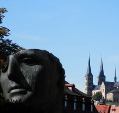 Mitoraj Skulptur in Bamberg mit Dom im Hintergrund