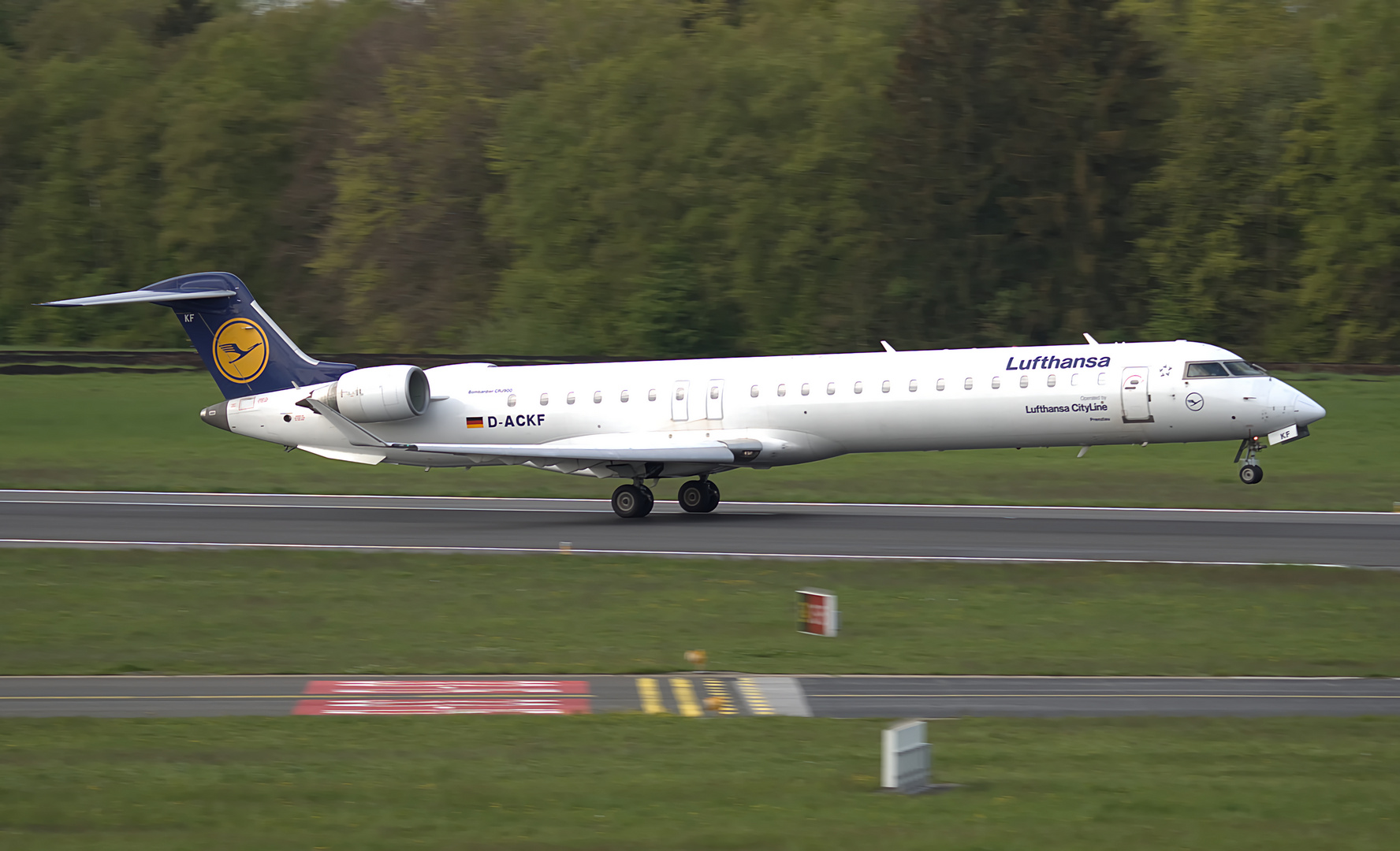  Mitsubishi CRJ-900LR - Lufthansa 