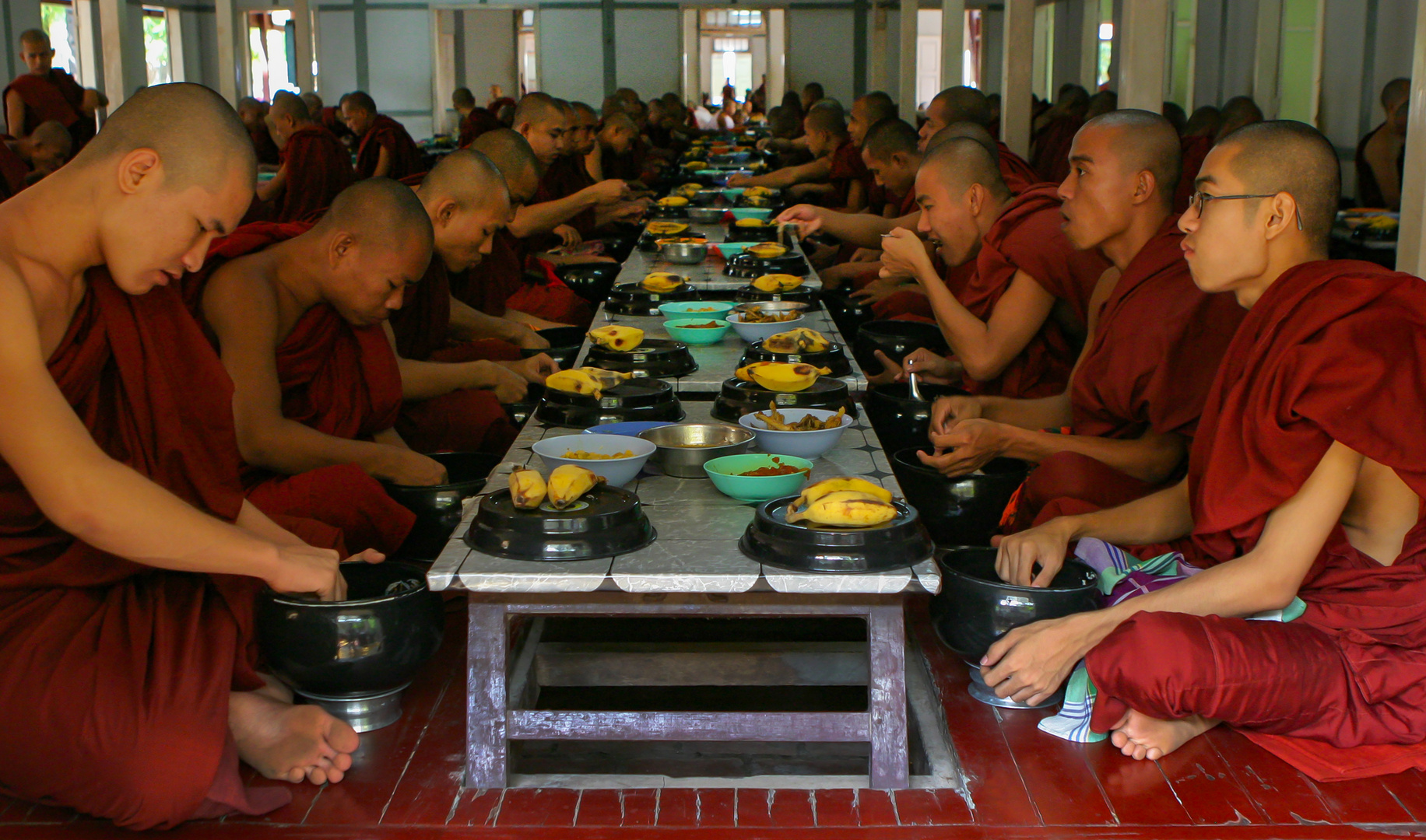 Mittagessen der Mönche in Yangon