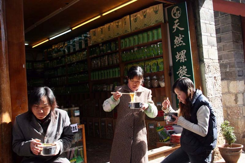 ... Mittagessen in LiJiang Altstadt ...