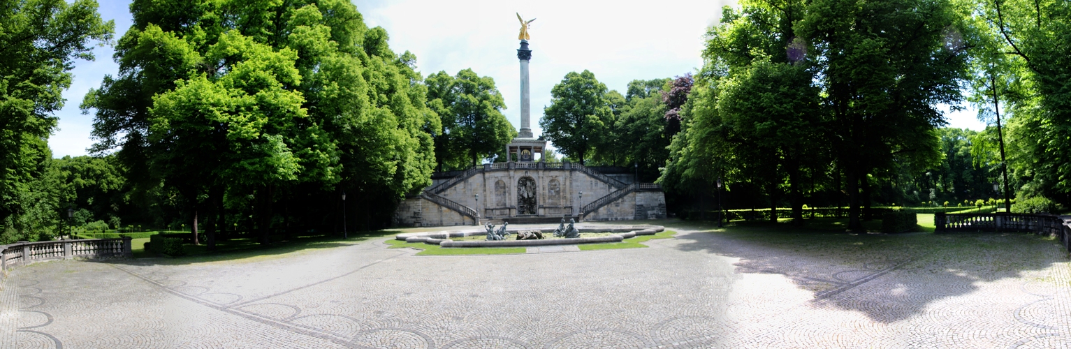 Mittags am Friedensengel (Mai 2013)