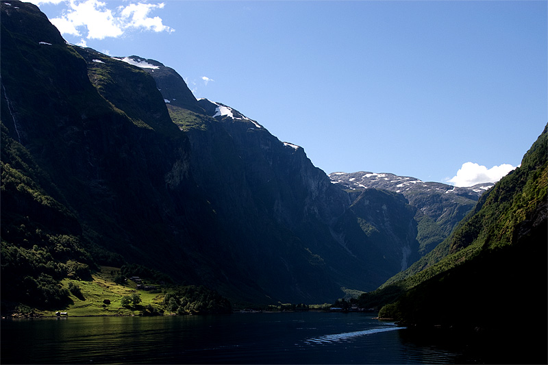 Mittags am Naeroy-Fjord