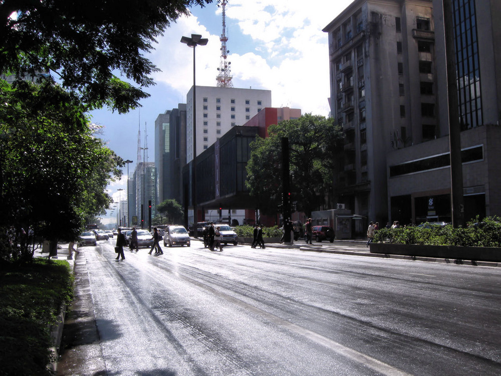 Mittags auf der Av. Paulista nach einem Schauer...