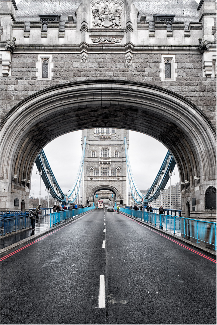 Mittags auf der Tower Bridge