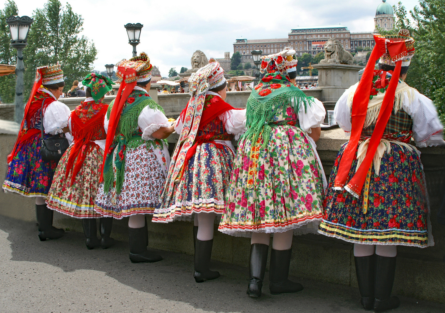 Mittagspause einer Folkloregruppe in Budapest