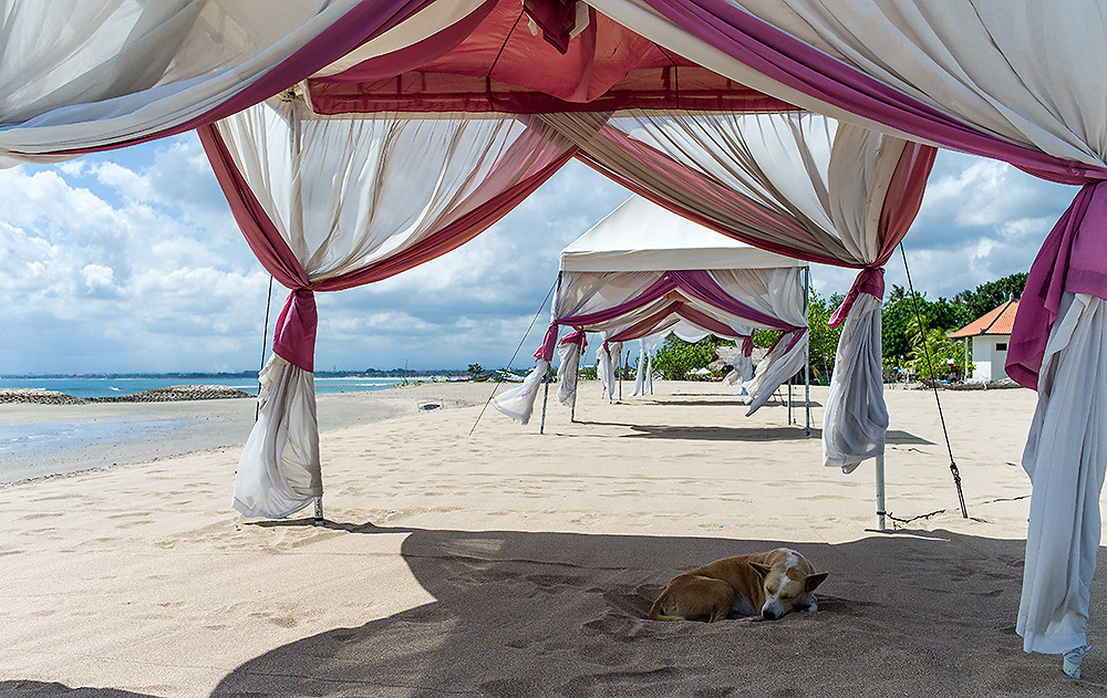 Mittagsschlaf am Strand von Süd-Bali