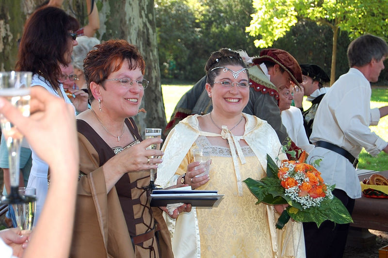 Mittelalter Hochzeit Braut und Mutter glücklich Foto & Bild
