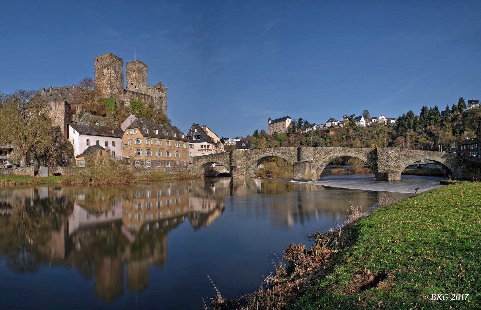 Mittelalteridylle an der Lahn bei Runkel im Frühling 