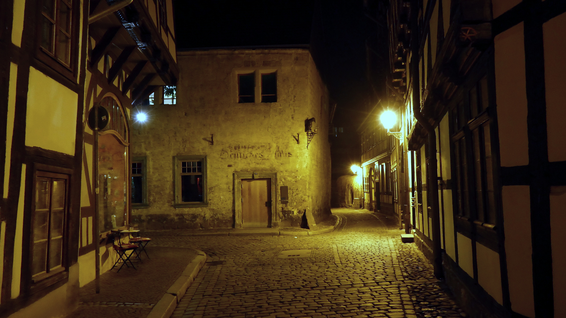 Mittelalterlich anmutende Straßenansicht