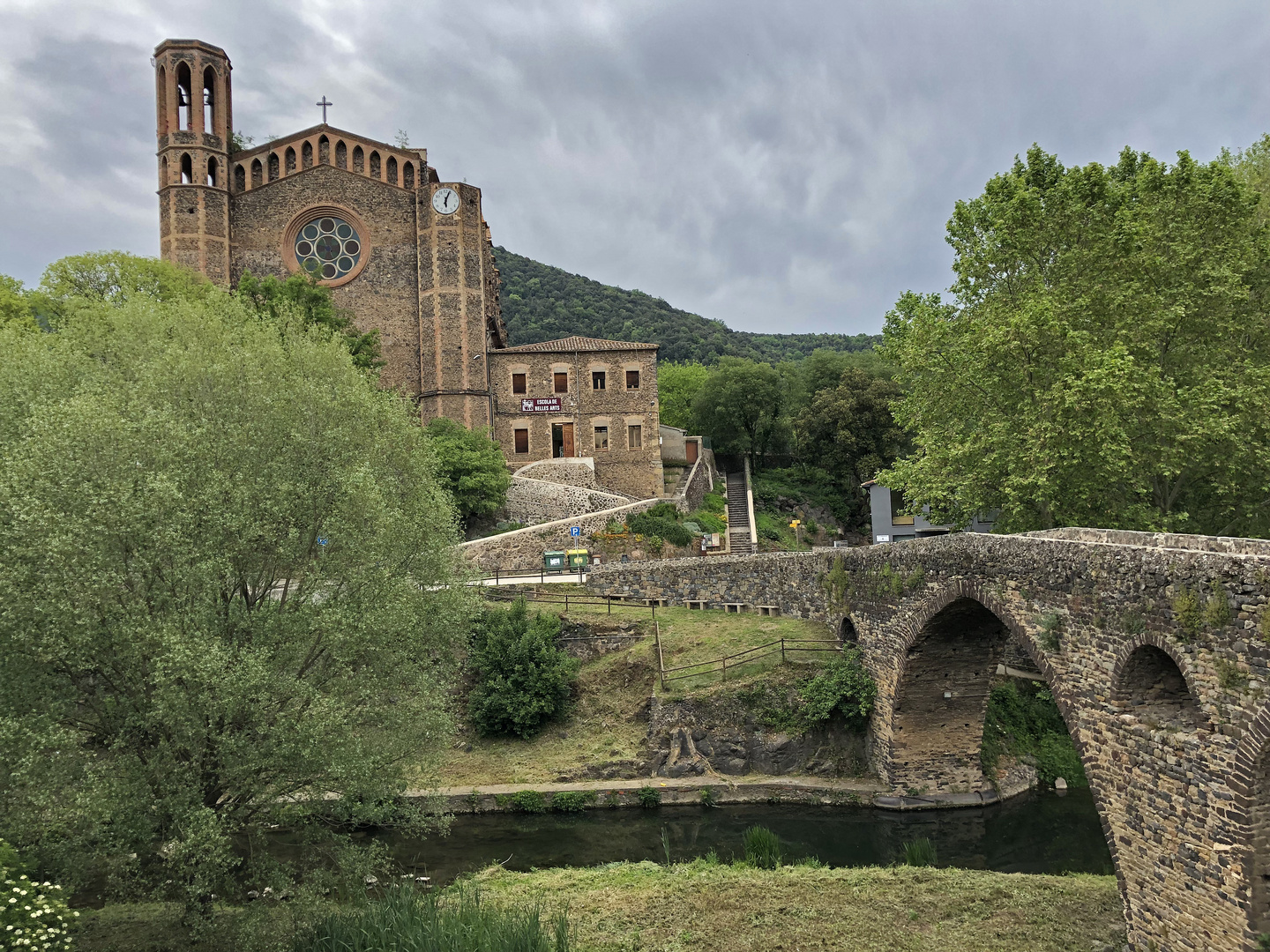 Mittelalterliche Brücke und Klosterkirche