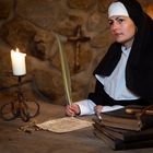 Mittelalterliche Nonne schreibt einen Brief 
