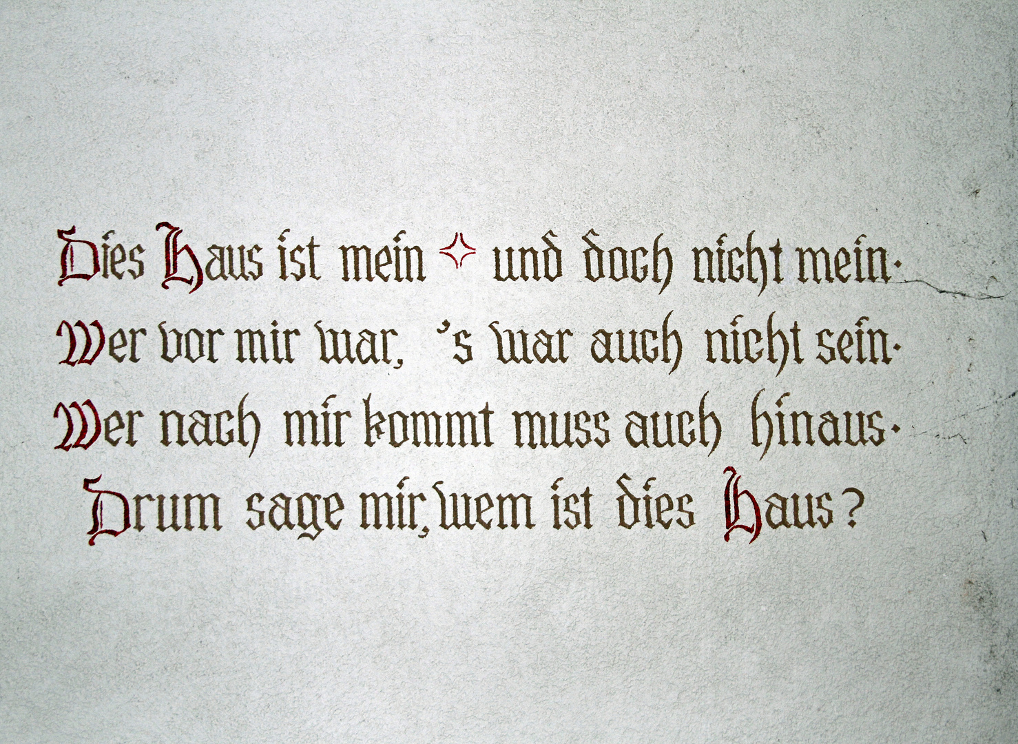 Mittelalterliche Schriftentafel an den Fachwerkhäusern in der Altstadt von Bad Wimpfen