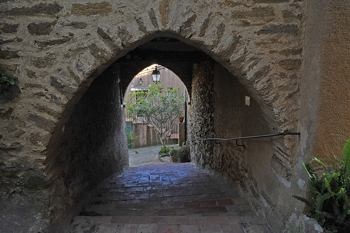 Mittelalterlicher Gassendurchgang in Bormes (F)