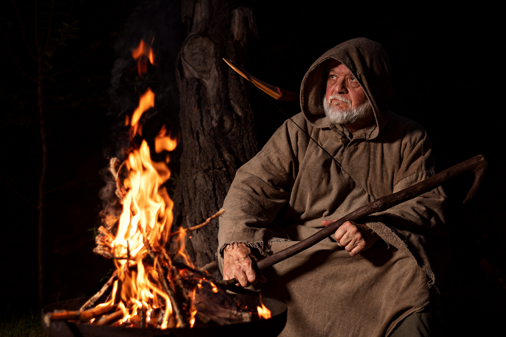 Mittelalterlicher Mann am Feuer