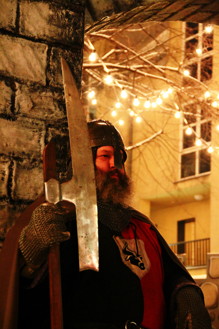 mittelalterlicher Wächter vor dem Spandauer Mittelalter-Weihnachtsmarkt