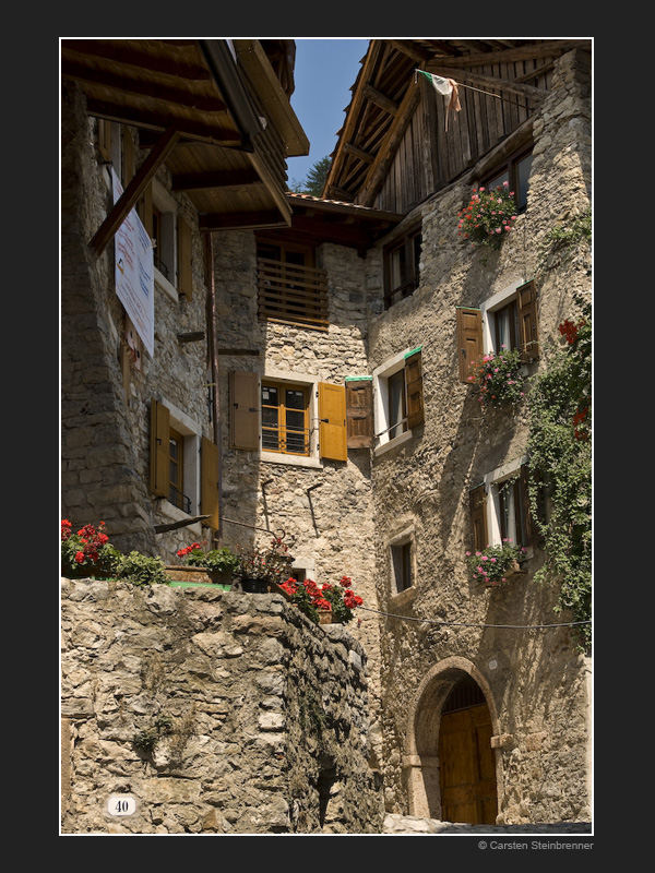 Mittelalterliches Dorf am Gardasee II