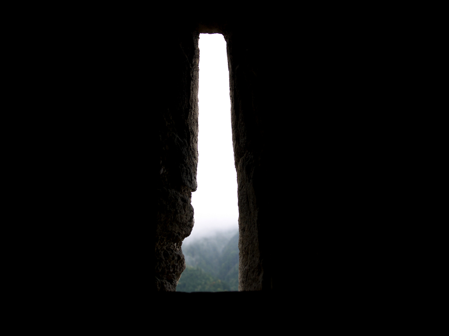 Mittelalterliches Fenster mit Aussicht