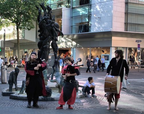 Mittelalterliches Spektakel vor dem Lammbrunnen