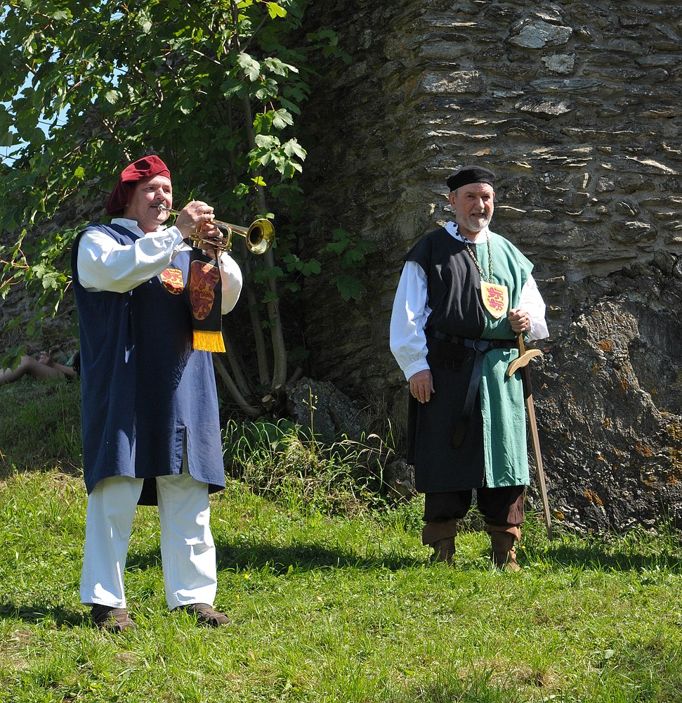 Mittelalterliches Treiben auf der Burg Altweilnau – 2023 eine besonders heiße Sache 02