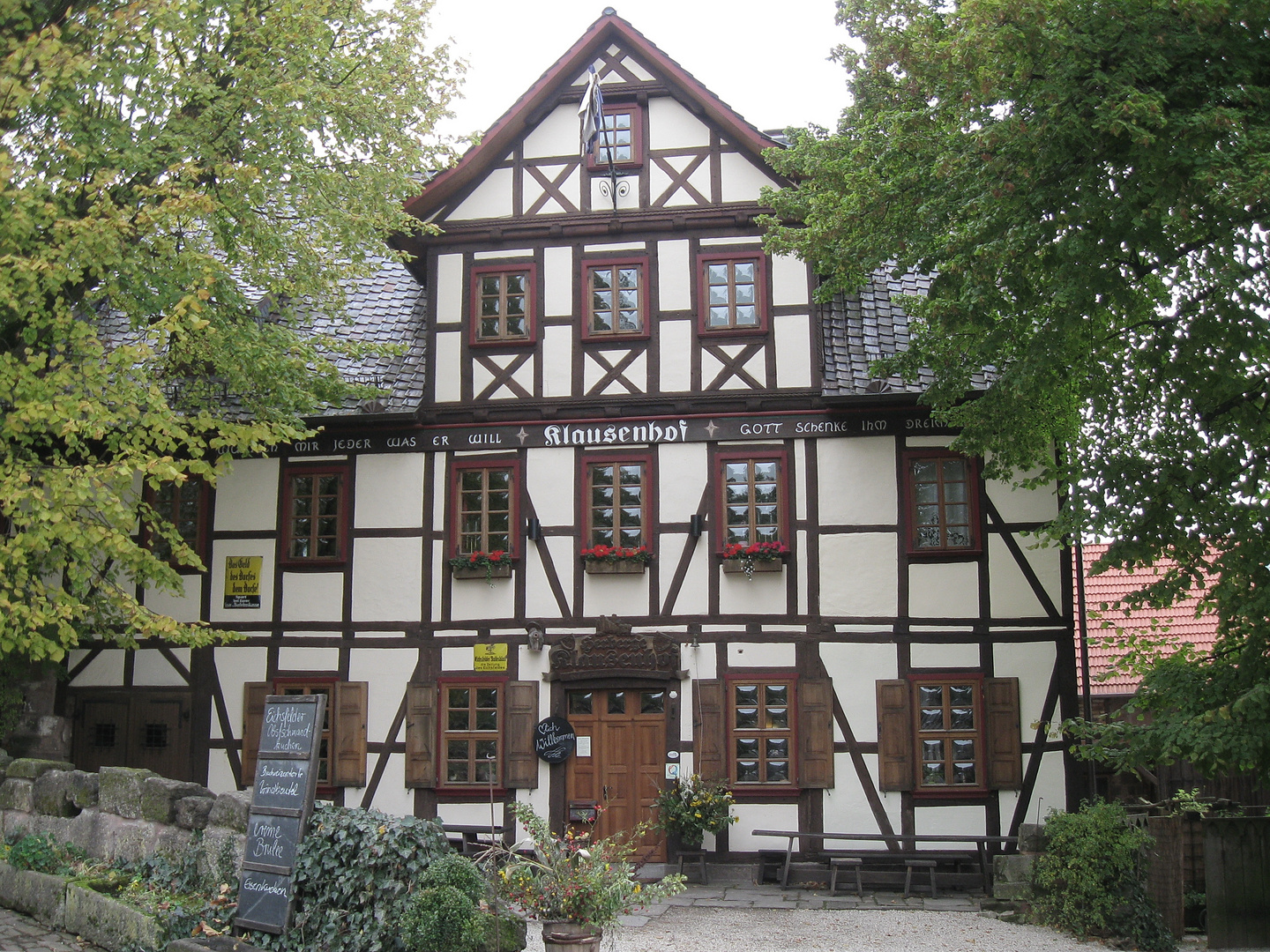 Mittelalterrestaurant "Klausenhof" in Bornhagen unterhalb Burgruine Hanstein