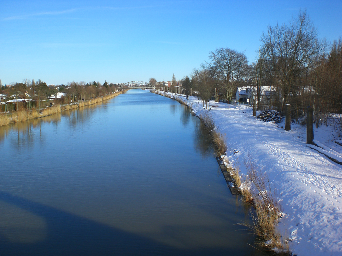 Mittellandkanal am sonnigen Wintertag