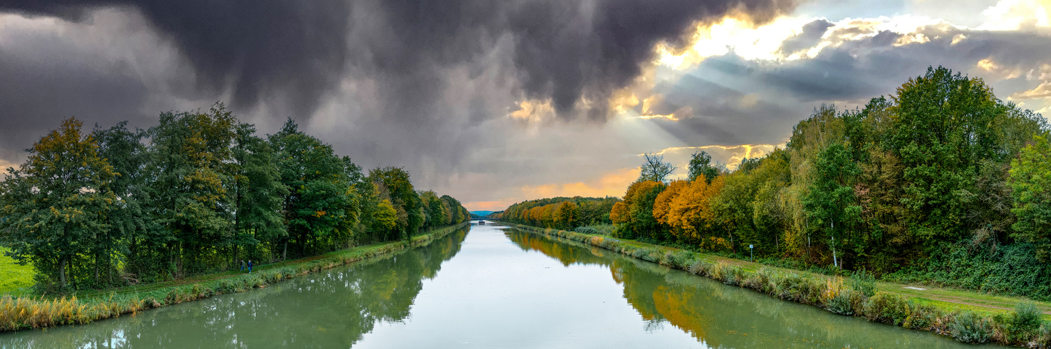 Mittellandkanal in der Nähe vom Wasserstraßenkreuz Minden/Weser 