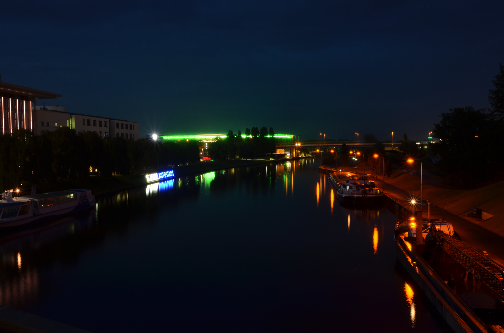 Mittellandkanal und Volkswagenarena bei Nacht 2