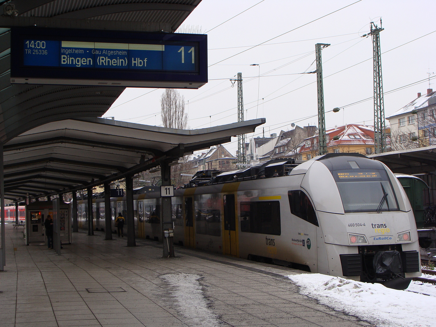 Mittelrheinbahn 460 504-4 auf Gleis 11 des Mainzer Hauptbahnhofes