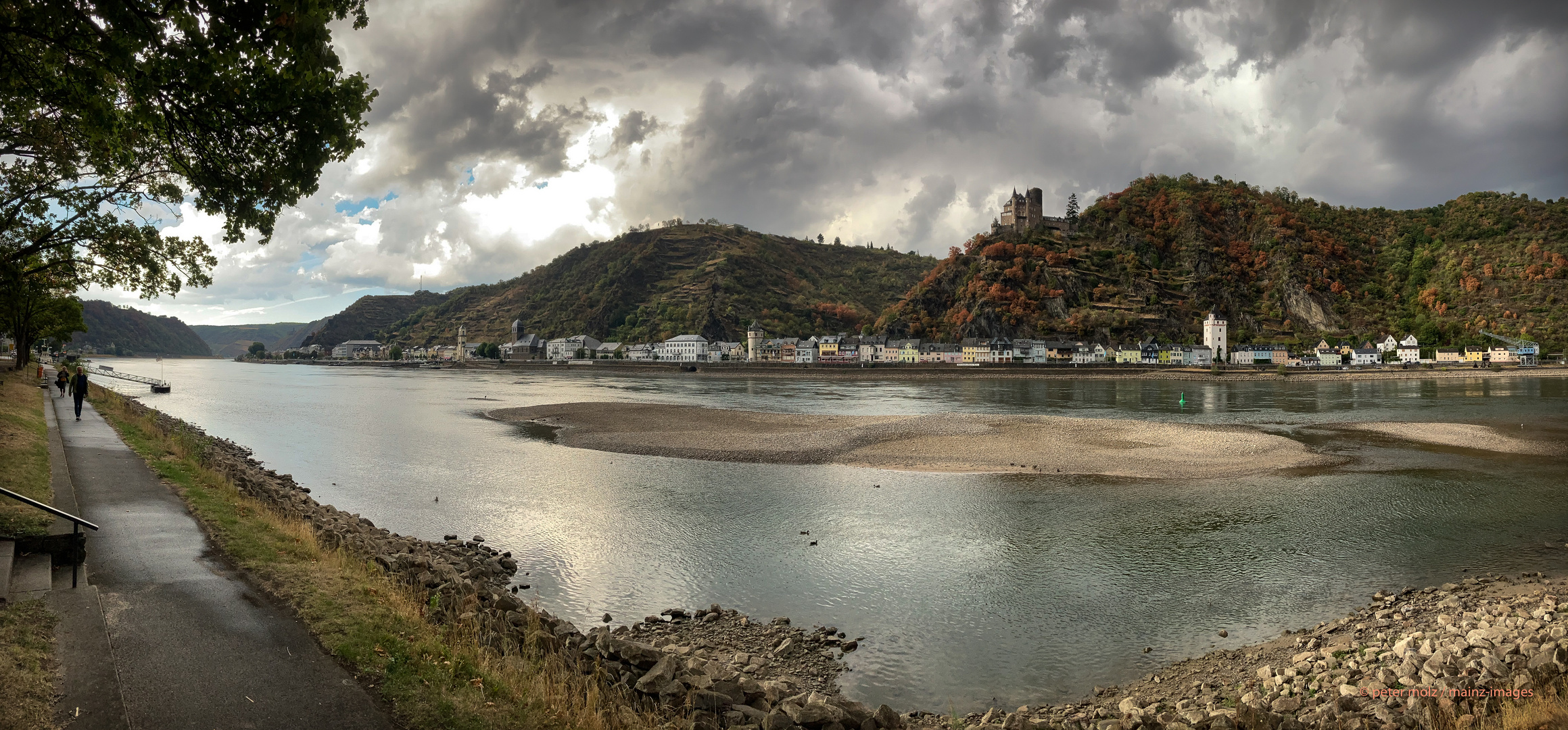 Mittelrheintal - Blick auf St. Goarshausen nach dem Regen