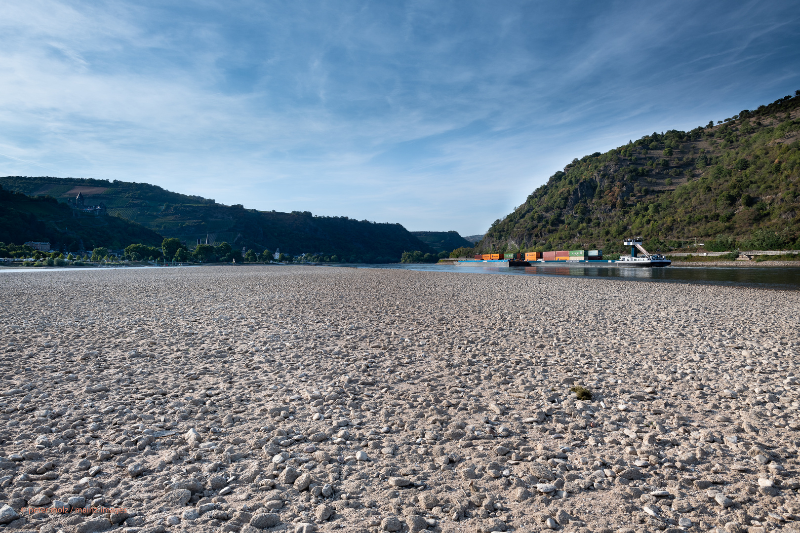 Mittelrheintal - Containerschiff bei Niedrigwasser auf dem Rhein bei Bacharach