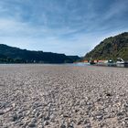 Mittelrheintal - Containerschiff bei Niedrigwasser auf dem Rhein bei Bacharach