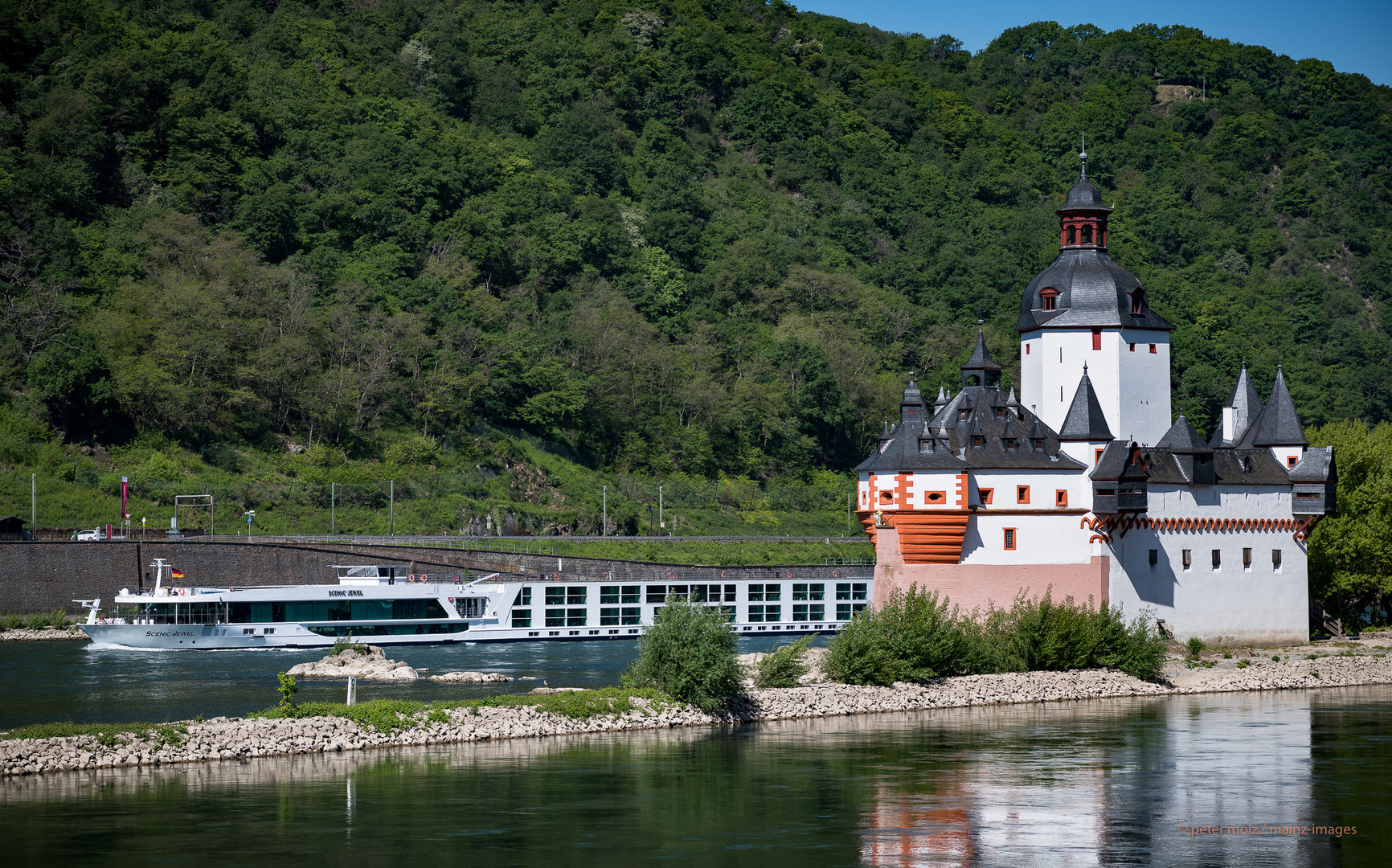 Mittelrheintal - Die Burg Pfalzgrafenstein bei Kaub im Mai (2)