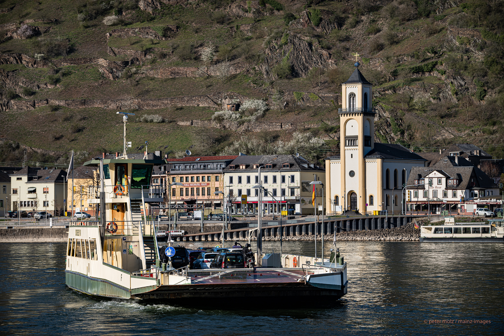 Mittelrheintal - Die Fähre Loreley VI auf ihrem Weg nach St. Goarshausen | März 2021