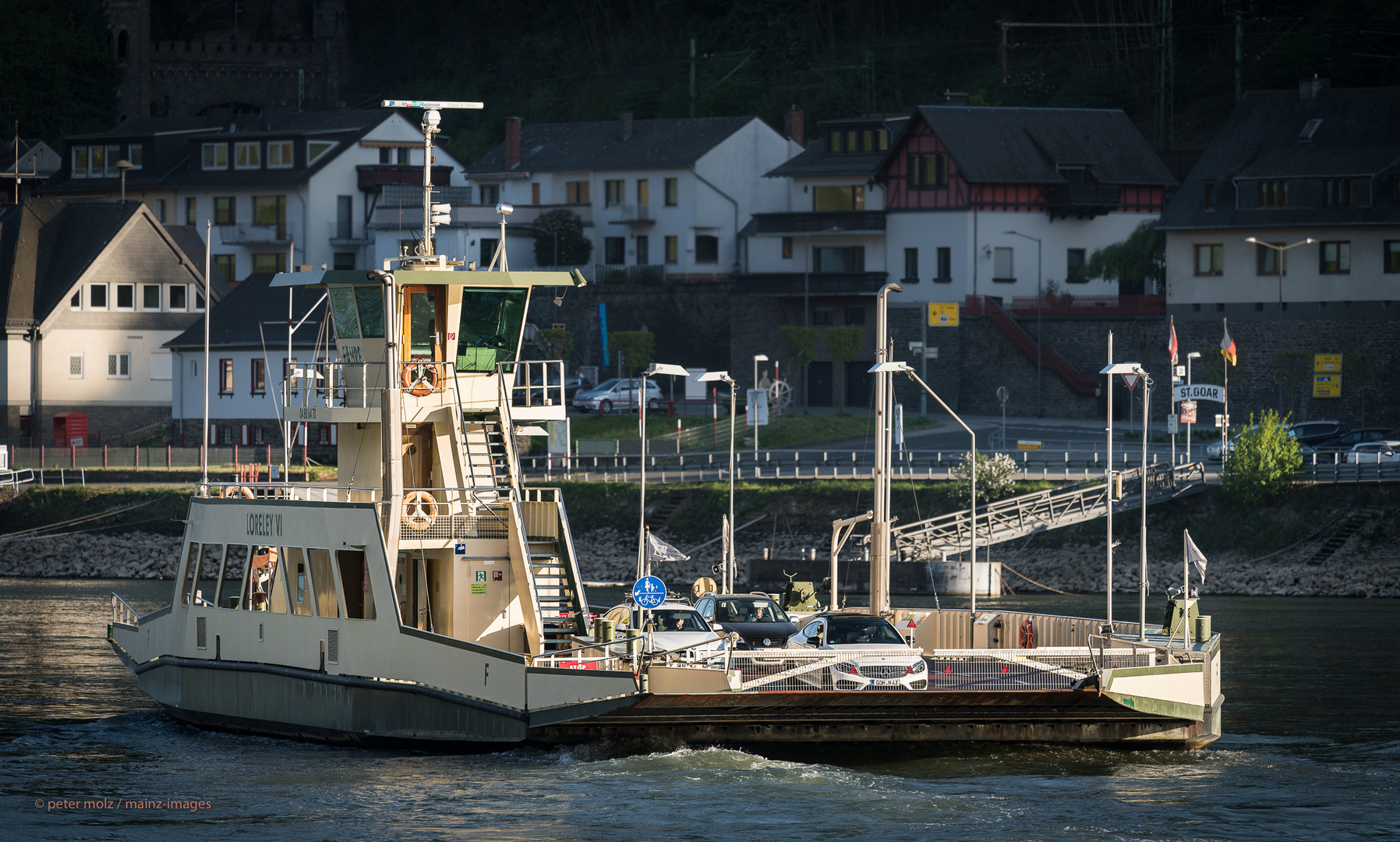 Mittelrheintal - Die Fähre Loreley VI bei der Fahrt über den Rhein