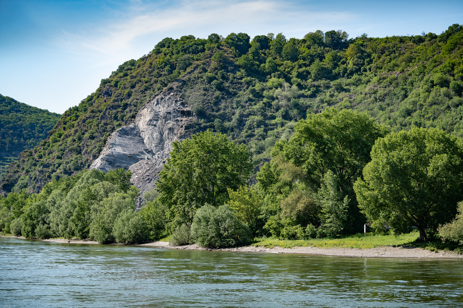 Mittelrheintal - Die klaffende Wunde im frischen Grün (1)