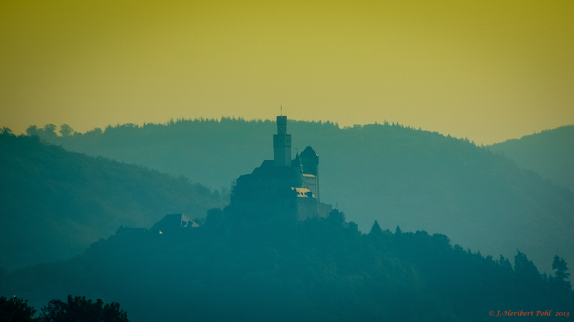 Mittelrheintal, die Marksburg bei Braubach im Morgendunst