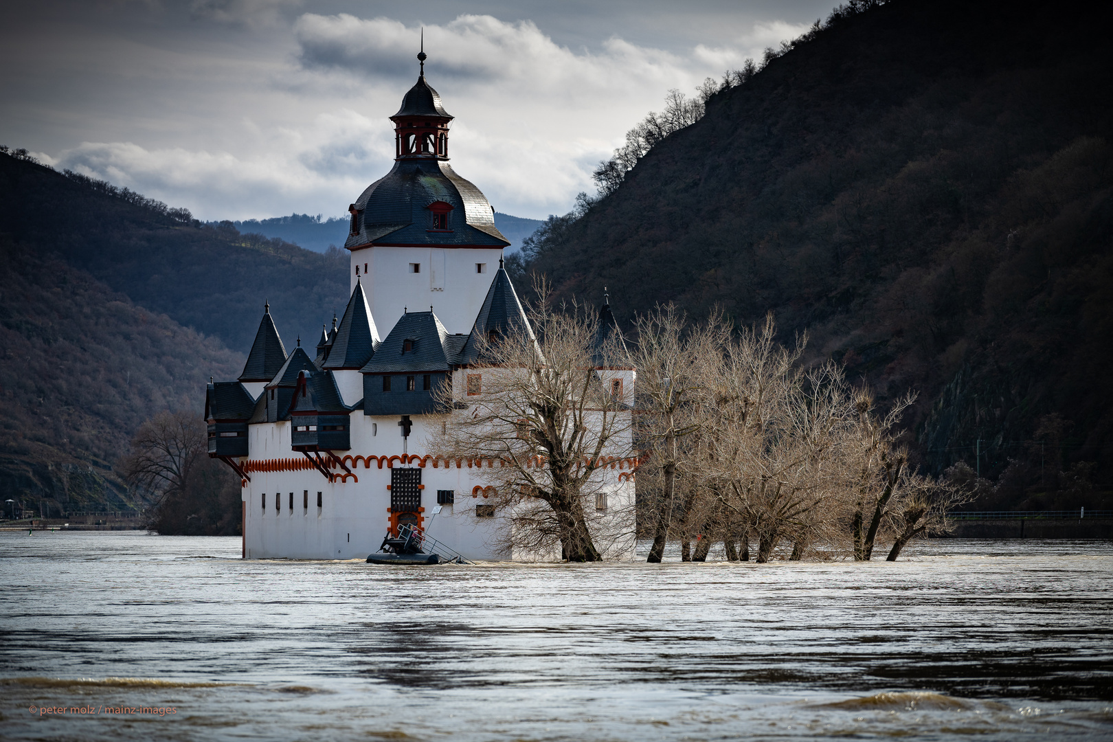 Mittelrheintal - Die "Pfalz" im Rheinhochwasser bei Kaub (2)
