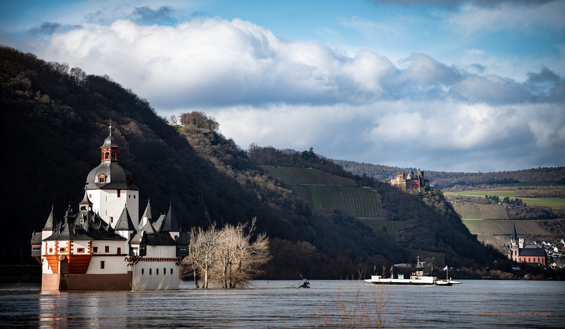 Mittelrheintal - Die "Pfalz" im Rheinhochwasser bei Kaub