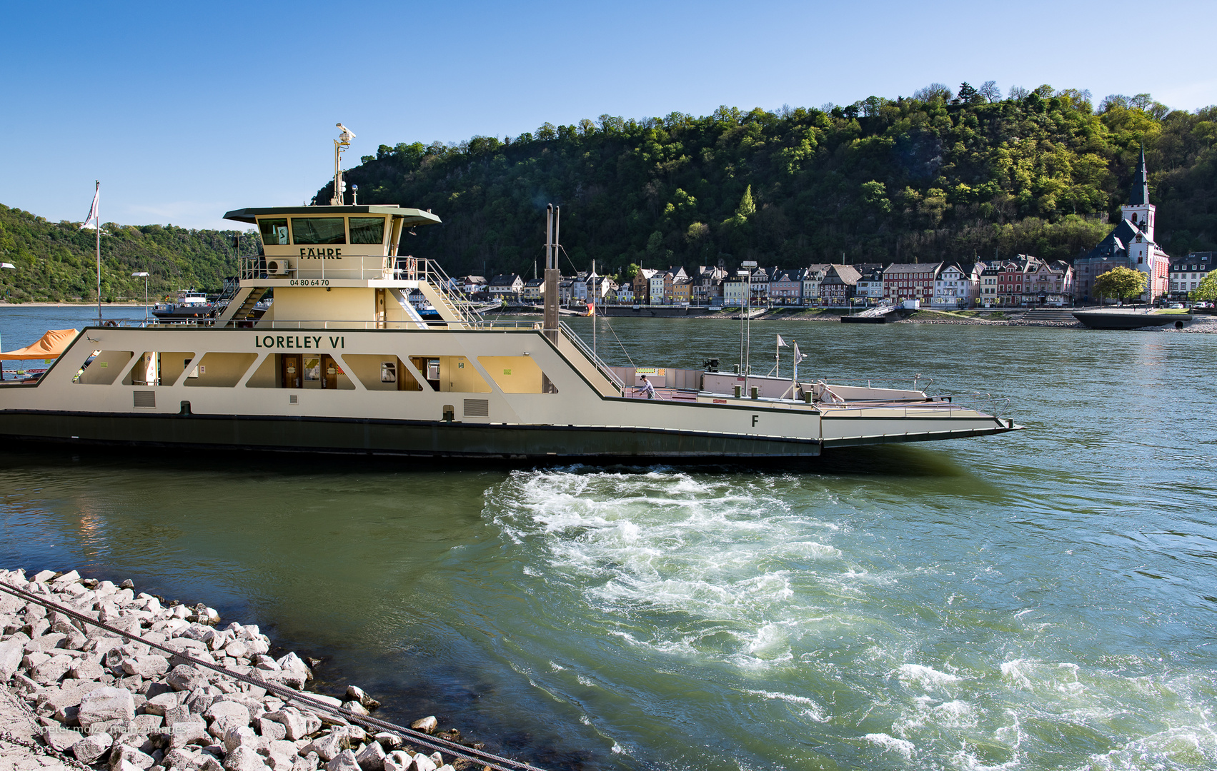 Mittelrheintal - Fähre Loreley VI beim Ablegen von St. Goarshausen