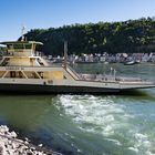 Mittelrheintal - Fähre Loreley VI beim Ablegen von St. Goarshausen