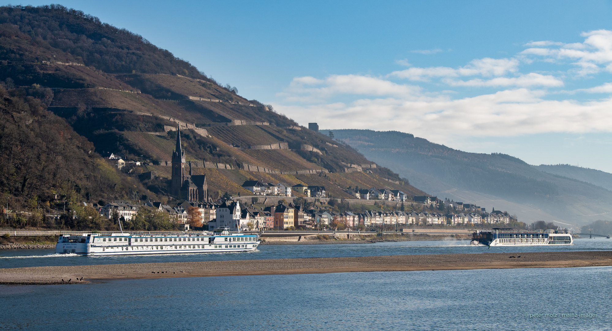 Mittelrheintal -  Flußkreuzfahrtschiffe Swiss Pearl und Amaprima bei Lorchhausen