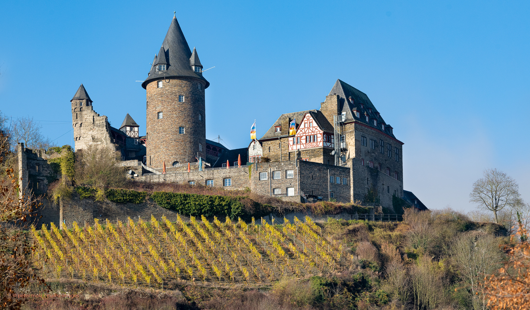 Mittelrheintal im Herbst  -  Burg Stahleck im November