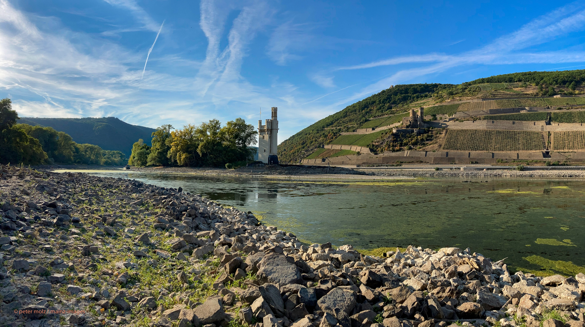 Mittelrheintal - Niedrigwasser am Mäuseturm bei Bingen