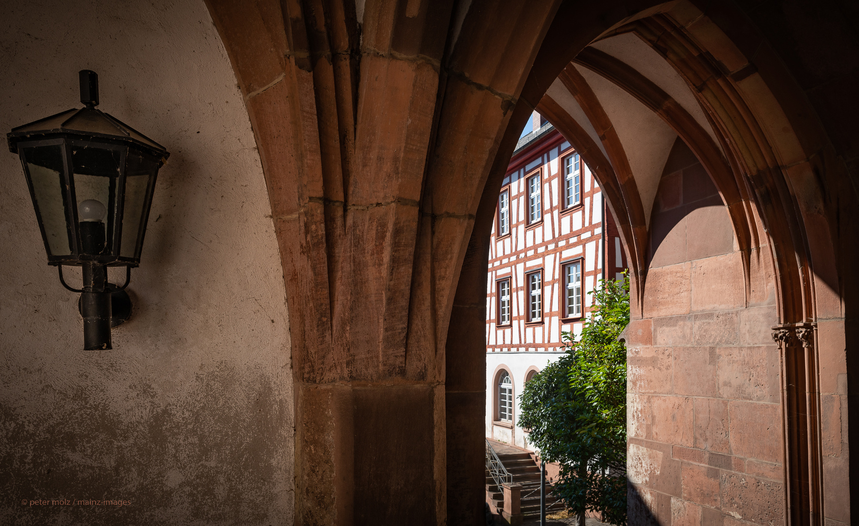 Mittelrheintal - Pfarrkirche und Rathaus in Lorch