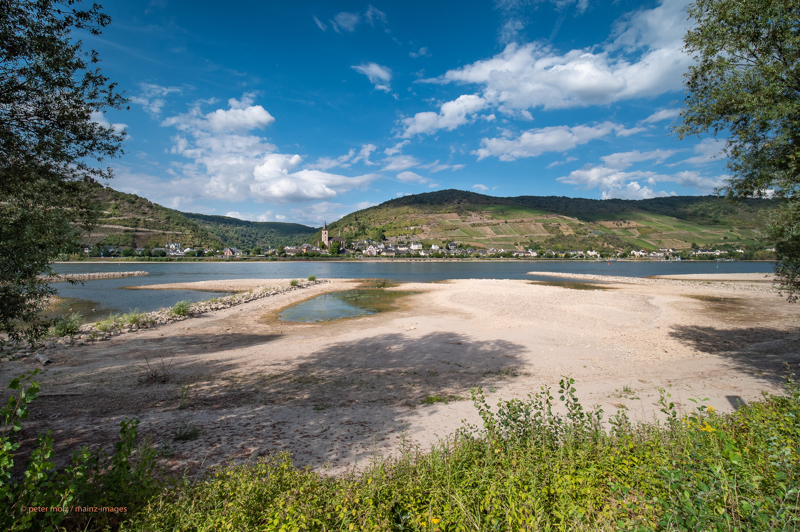 Mittelrheintal - Sommerlandschaft mit Niedrigwasser bei Lorch